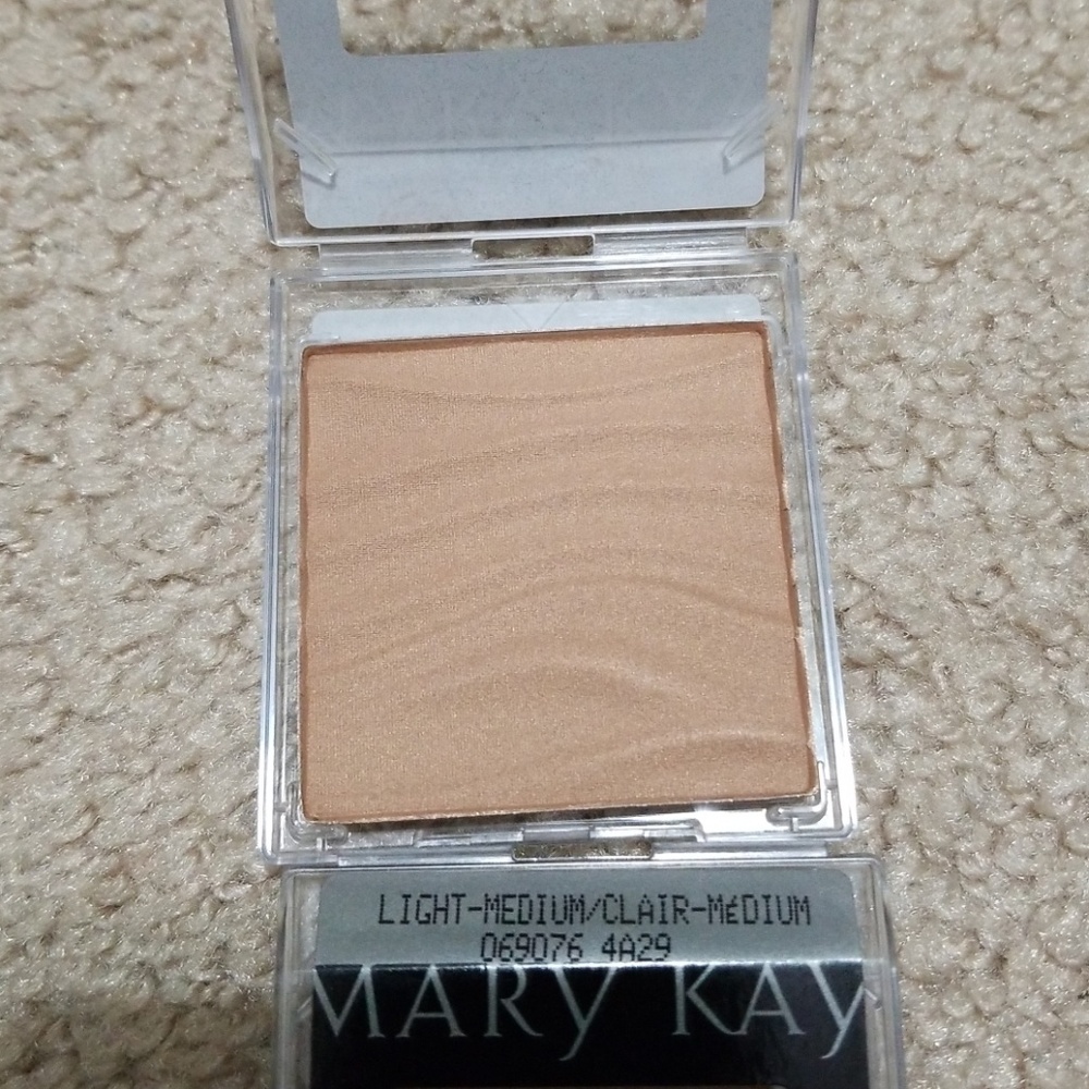 Light-medium bronzing powder